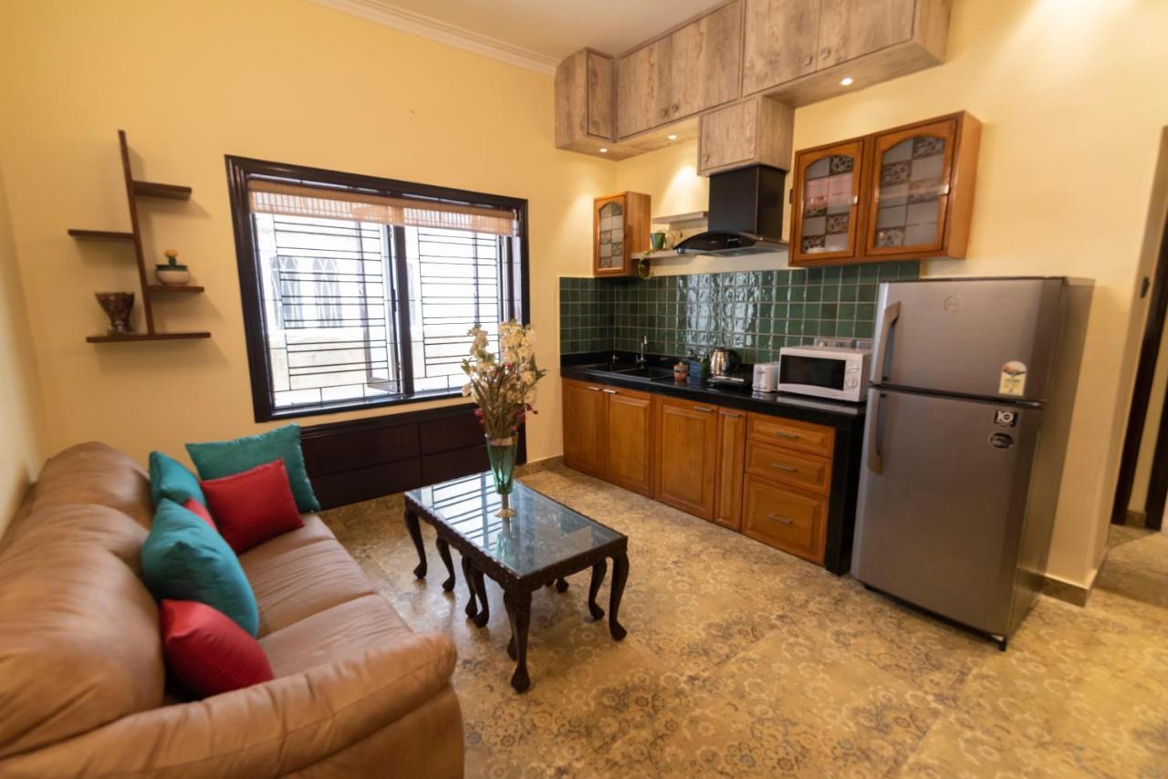 J'S Nest Otel Kalküta Dış mekan fotoğraf