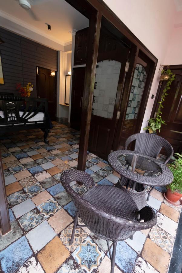 J'S Nest Otel Kalküta Dış mekan fotoğraf