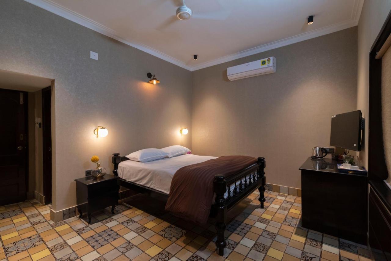 J'S Nest Otel Kalküta Dış mekan fotoğraf