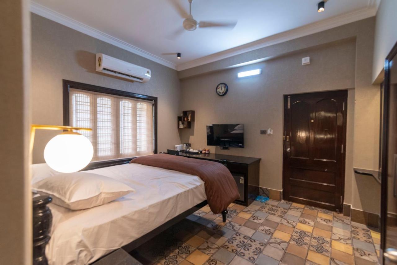 J'S Nest Otel Kalküta Dış mekan fotoğraf