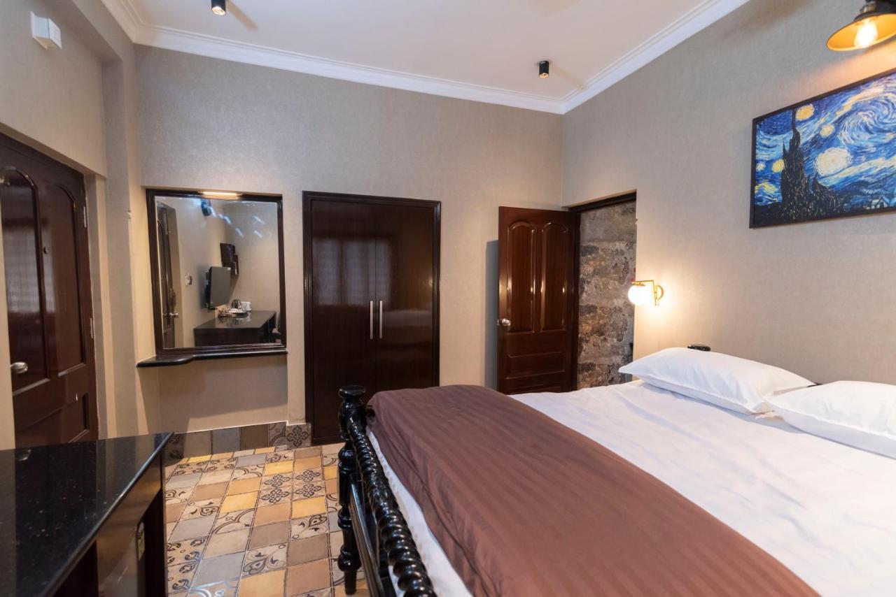 J'S Nest Otel Kalküta Dış mekan fotoğraf