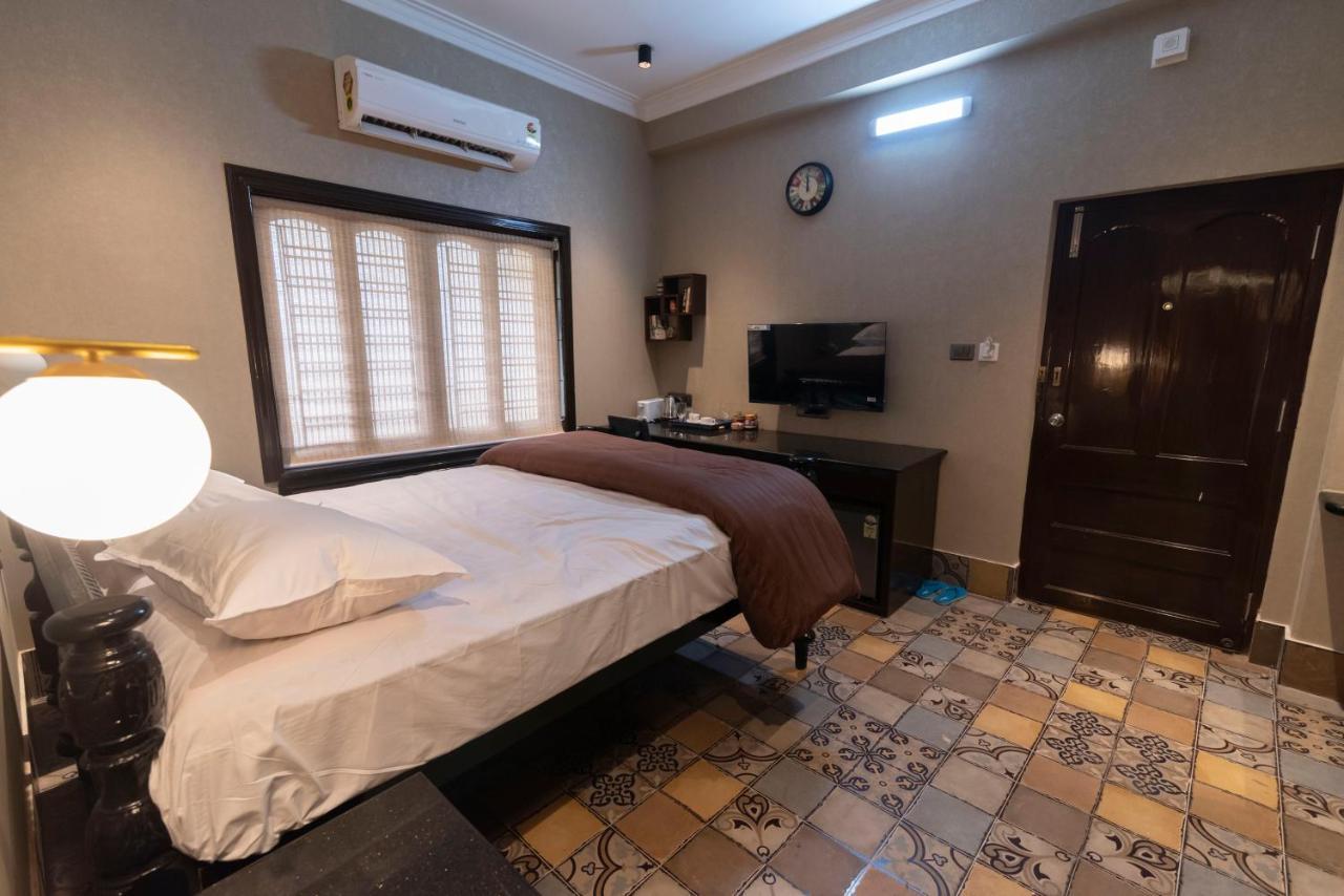 J'S Nest Otel Kalküta Dış mekan fotoğraf